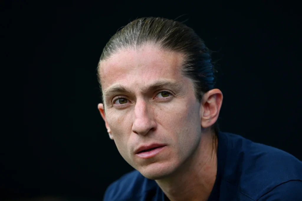 Filipe Luís inicia trajetória oficial no comando do Monaco pela Conference League