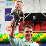 Flávio Bolsonaro amplia...