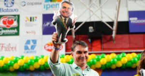 Flávio Bolsonaro amplia equipe econômica com sete novos especialistas para campanha