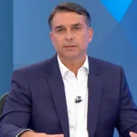 Flávio Bolsonaro anuncia...