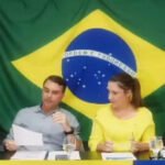 Flávio Bolsonaro aponta...