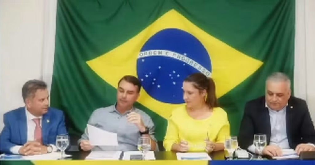 Flávio Bolsonaro aponta erro de assessoria e denuncia fraude em filiação partidária