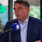 Flávio Bolsonaro condiciona...
