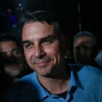Flávio Bolsonaro condiciona...