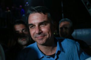 Flávio Bolsonaro condiciona participação em debates à presença de Lula