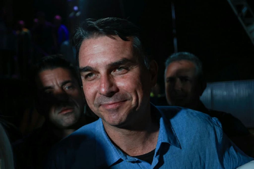 Flávio Bolsonaro condiciona participação em debates à presença de Lula