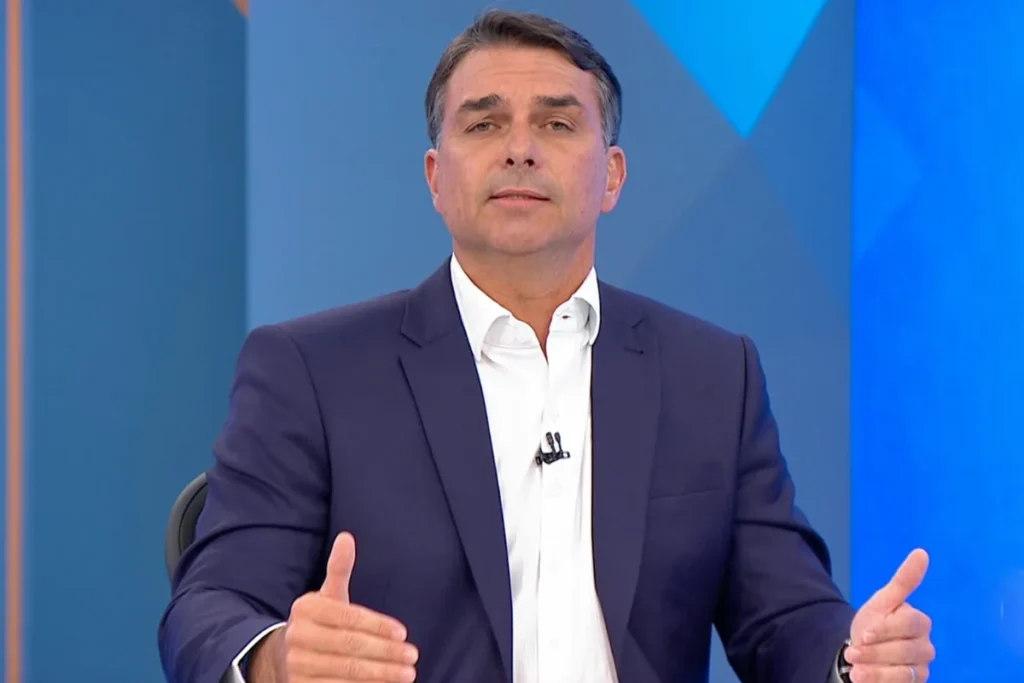 Flávio Bolsonaro contesta condenações e classifica processos como perseguição política
