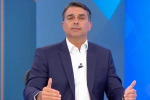 Flávio Bolsonaro contesta condenações e classifica processos como perseguição política