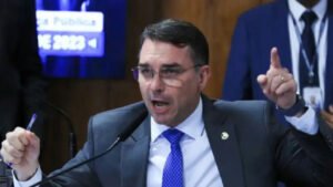 Flávio Bolsonaro critica Moraes após veto a visita ao pai: 'Isso tem dia e hora para acabar!'