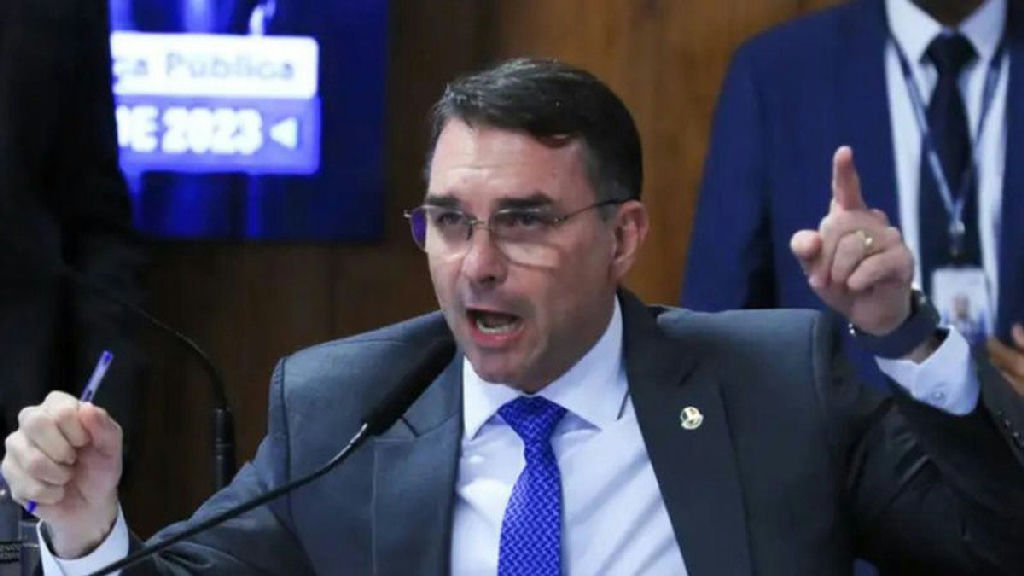 Flávio Bolsonaro critica Moraes após veto a visita ao pai: 'Isso tem dia e hora para acabar!'