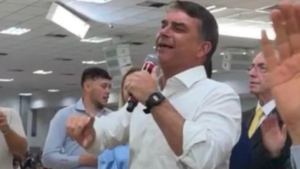 Flávio Bolsonaro e Eduardo Cunha celebram Dia dos Pais em culto evangélico