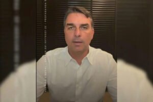Flávio Bolsonaro ignora debate presidencial e aponta Lula como único adversário