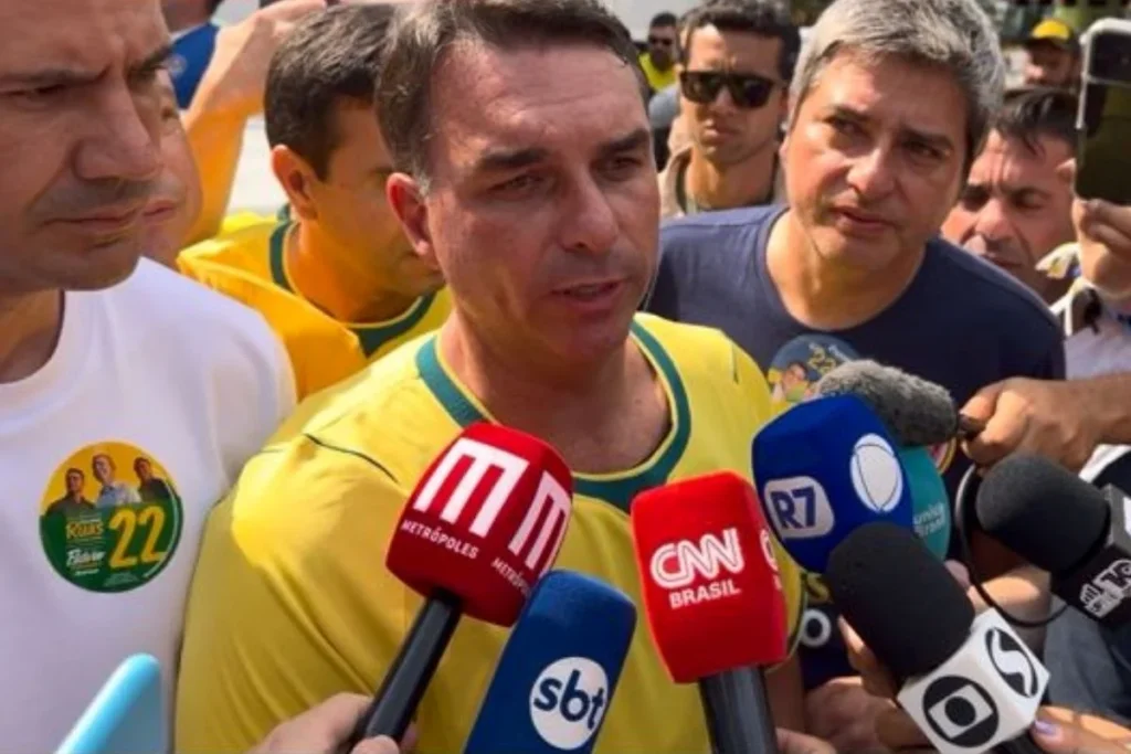 Flávio Bolsonaro ignora polêmicas financeiras e exalta modelo de segurança de El Salvador