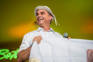 Flávio Bolsonaro intensifica apoio a candidatos na Bahia visando o Senado