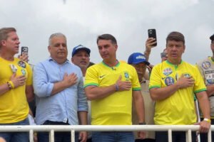 Flávio Bolsonaro intensifica campanha em Alagoas com promessa de trem regional