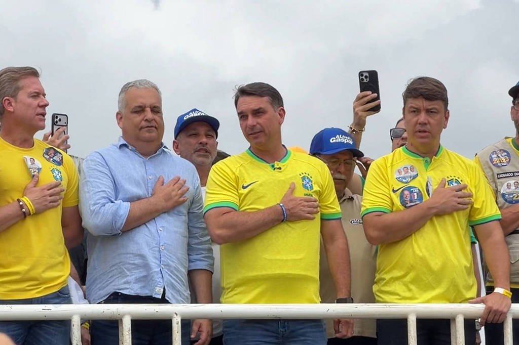 Flávio Bolsonaro intensifica campanha em Alagoas com promessa de trem regional