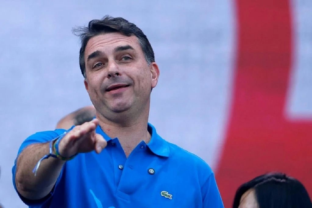 Flávio Bolsonaro pausa agenda de campanha para visitar aliado detido no Paraná