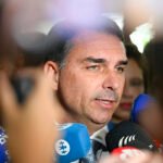 Flávio Bolsonaro propõe...