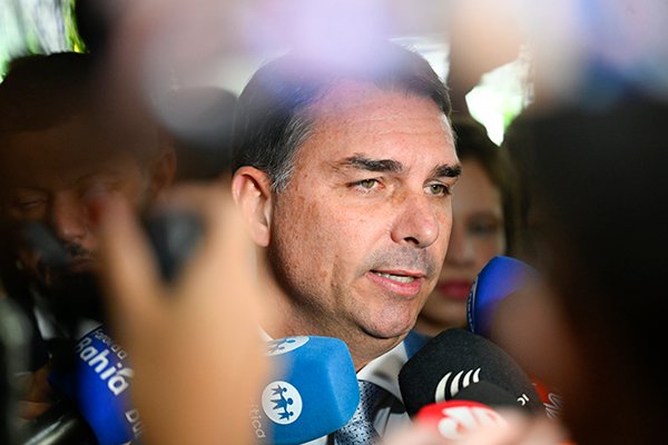 Flávio Bolsonaro propõe limites ao STF e fim da reeleição em plano de governo