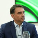 Flávio Bolsonaro questiona...