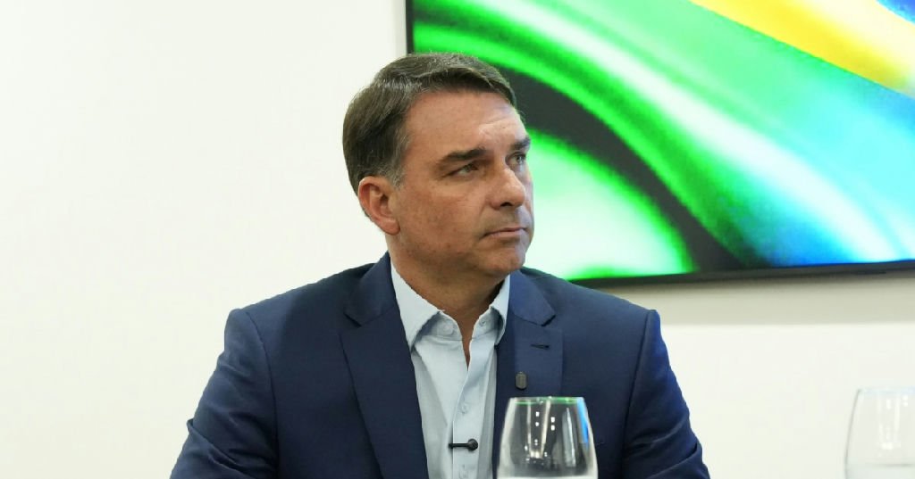 Flávio Bolsonaro questiona decisão de Toffoli sobre suspensão de campanha