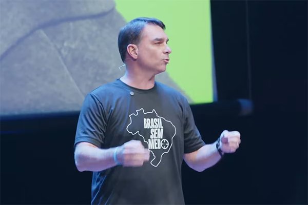 Flávio Bolsonaro se declara pronto para liderar o Brasil e apresenta propostas audaciosas