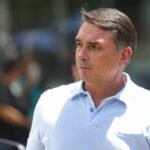 Flávio Bolsonaro se...
