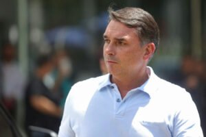Flávio Bolsonaro se reúne com candidatos ao Senado para alinhar estratégias eleitorais