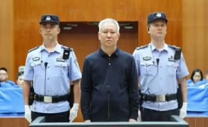 Fundador da Evergrande recebe pena de prisão perpétua por fraude financeira