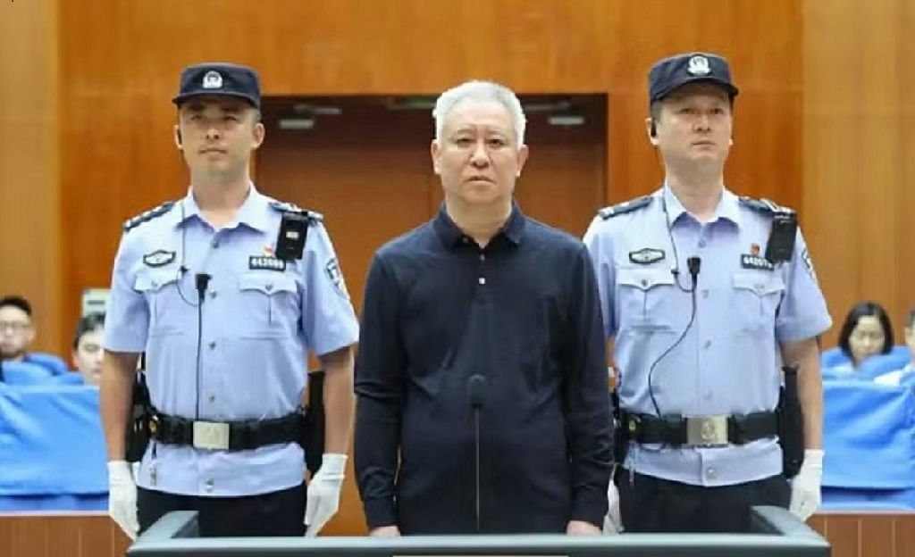 Fundador da Evergrande recebe pena de prisão perpétua por fraude financeira