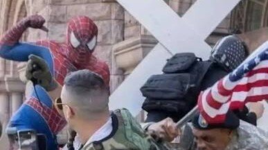 Homem-aranha entra em confronto com manifestante de extrema direita em Minneapolis