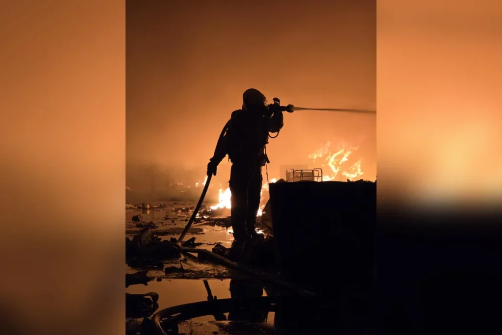 Incêndio de grandes proporções atinge galpão da Asmare em Belo Horizonte