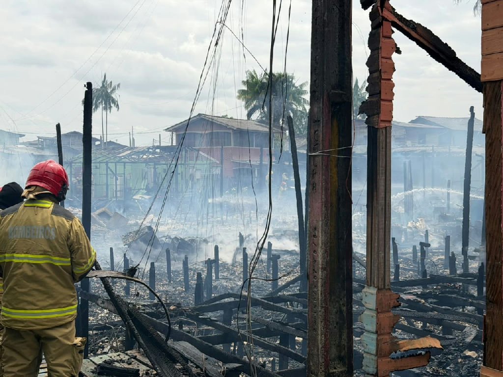 Incêndio destrói cerca de 20 casas e deixa 150 desabrigados em Santana