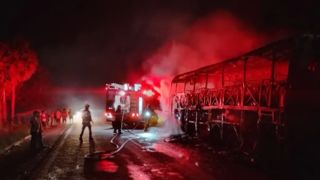 Incêndio destrói ônibus de turismo na Br-343 em Buriti dos Lopes