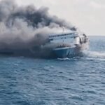 Incêndio em balsa...