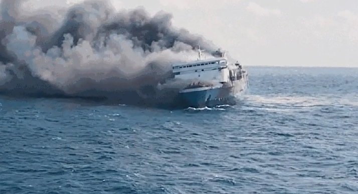 Incêndio em balsa na Indonésia deixa mortos e desaparecidos em alto-mar