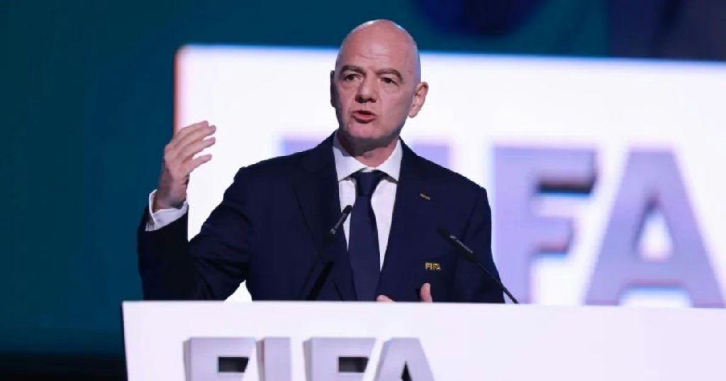 Infantino enfrenta boicotes e revela apoio de federações menos tradicionais no futebol