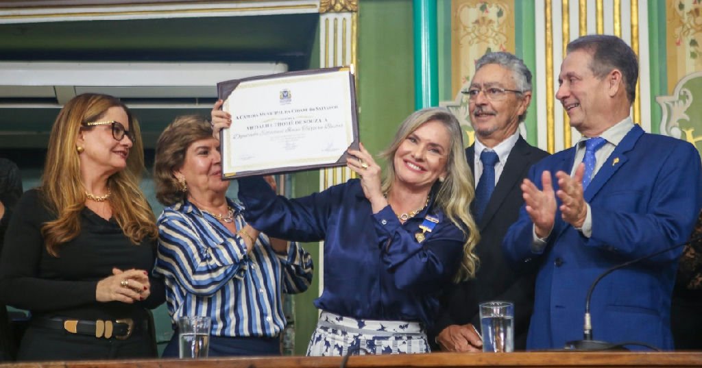 Ivana Bastos recebe medalha Thomé de Souza em homenagem na Câmara Municipal de Salvador