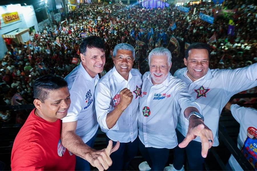 Jerônimo Rodrigues defende fim da escala 6x1 em comício na Bahia