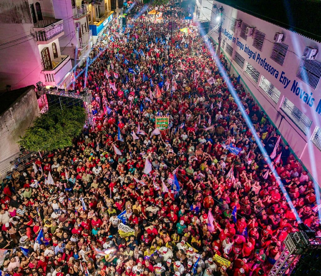 Jerônimo Rodrigues desafia oposição em comício multitudinário na Bahia