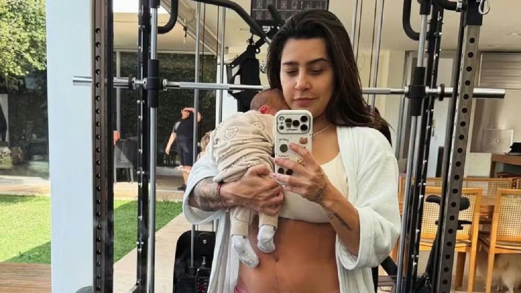 Lauana Prado compartilha momento com filho recém-nascido em academia particular