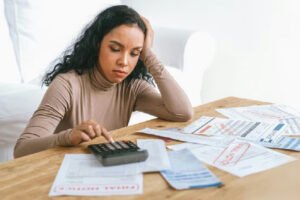 Mais da metade dos trabalhadores brasileiros termina o mês sem recursos financeiros