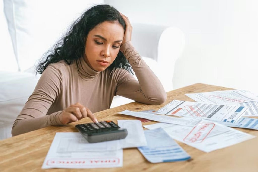 Mais da metade dos trabalhadores brasileiros termina o mês sem recursos financeiros