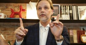 Marco Aurélio de Carvalho, coordenador da campanha de Lula, repassa R$ 150 mil a três petistas em SP