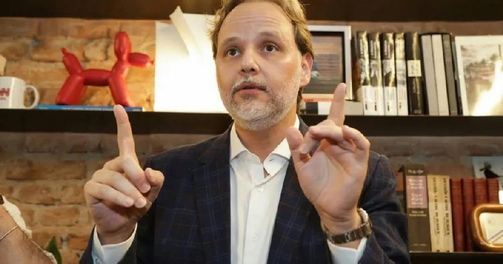 Marco Aurélio de Carvalho, coordenador da campanha de Lula, repassa R$ 150 mil a três petistas em SP