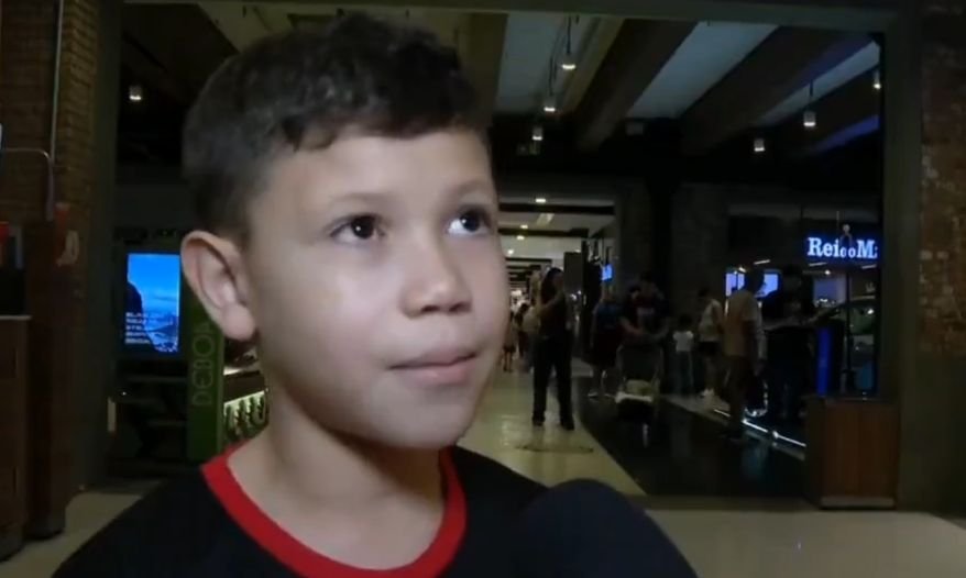 Menino de 8 anos emociona ao enviar mensagem de Dia dos Pais para pai falecido em shopping do Rio