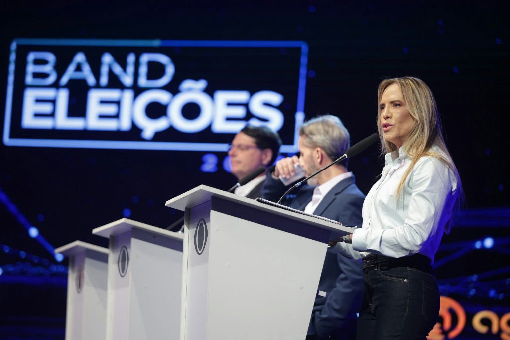 Michelle, Bia e Damares assistem ao debate em apoio a Celina Leão