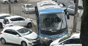 Micro-ônibus da UFBA colide contra portão da Faculdade de Odontologia após mal súbito