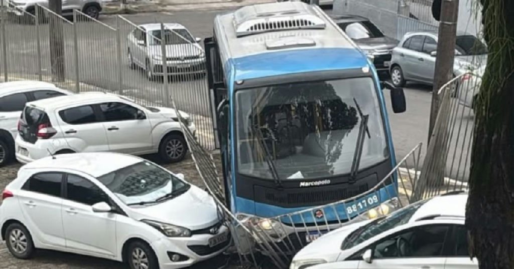 Micro-ônibus da UFBA colide contra portão da Faculdade de Odontologia após mal súbito