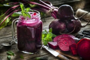 Mistura de beterraba e água de coco potencializa ganho de massa muscular; confira o preparo